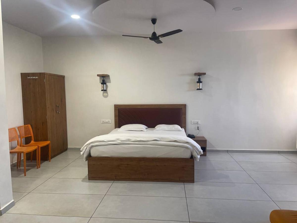 Hotel Nilkanth Navsari Esterno foto
