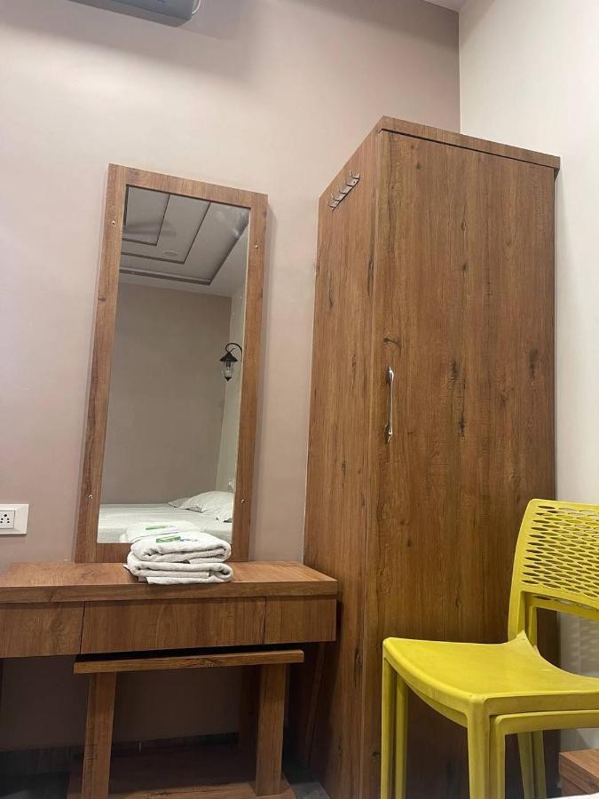 Hotel Nilkanth Navsari Esterno foto