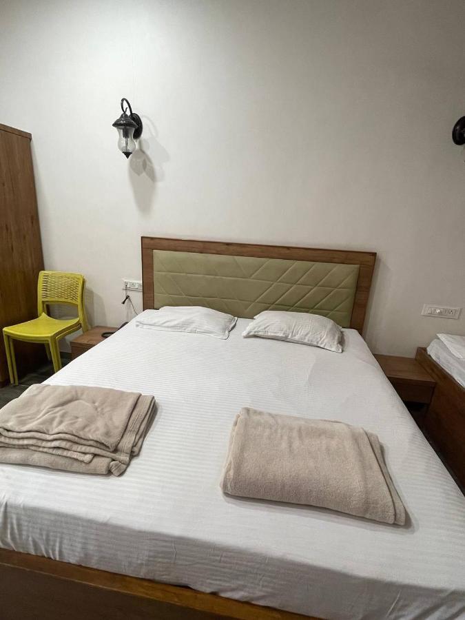 Hotel Nilkanth Navsari Esterno foto