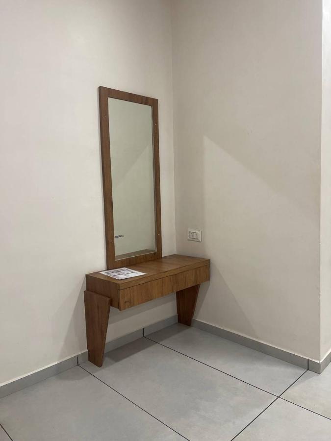 Hotel Nilkanth Navsari Esterno foto